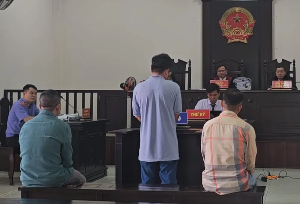 Toàn cảnh phiên xét xử vụ án gây ô nhiễm môi trường đầu tiên bị xử lý hình sự tại TP.HCM. Ảnh: SONG MAI vu an gay o nhiem moi truong.jpg