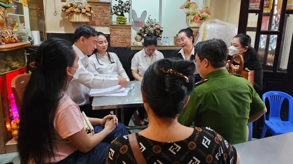 Toà án làm việc tại buổi thẩm định tại chỗ theo yêu cầu phản tố của Hồng Loan. Ảnh: SONG MAI toa lam viec tham dinh hong loan.jpg