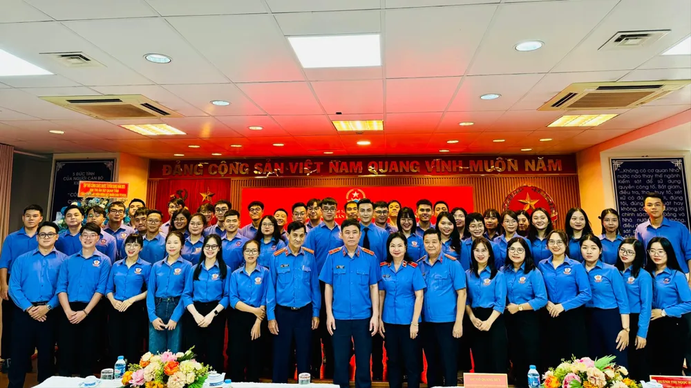 Lãnh đạo VKSND TP.HCM chụp ảnh cùng 48 công chức trúng tuyển trong kì thi tuyển công chức ngành KSND năm 2023. Ảnh: SONG MAI toan canh trao cho 48 cong chuc.jpg