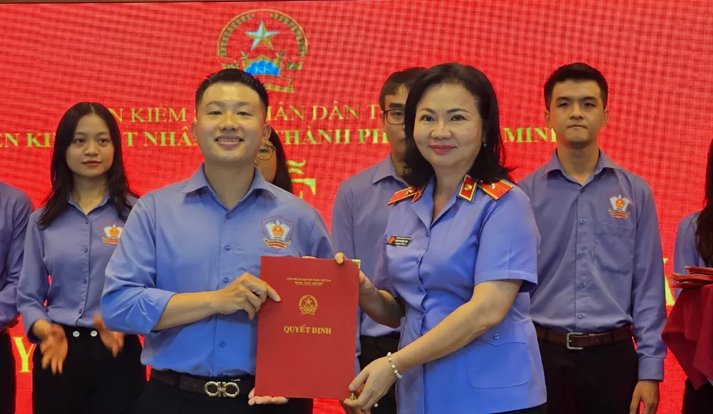Phó viện trưởng VKSND TP.HCM Huỳnh Thị Ngọc Hoa trao quyết định cho công chức trúng tuyển. Ảnh: SONG MAI trao quyet dịnh cong chuc.jpg
