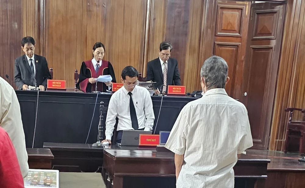 HĐXX tuyên án bị cáo trốn truy nã 25 năm trong vụ án Tân Trường Sanh. Ảnh: SONG MAI bi-cao-tron-truy-na-25-nam-trong-vu-tan-truong-sanh-lanh-16-nam-tu-1
