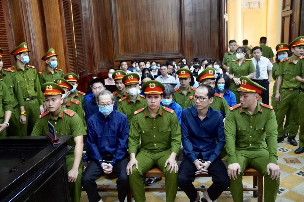 Các bị cáo trong vụ án xảy ra tại BV Thủ Đức tại phiên tòa. Ảnh: TRẦN LINH bv-thu-duc-1