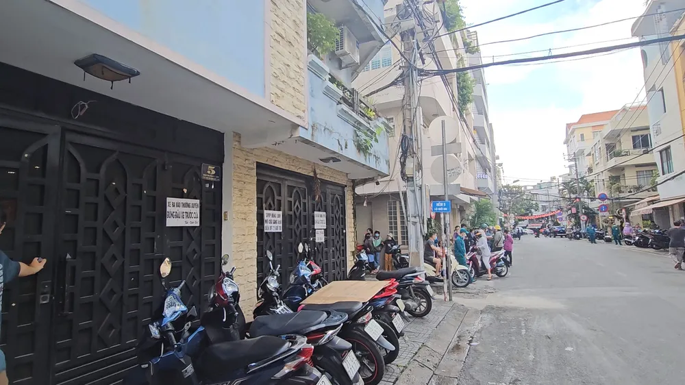 Phía trước căn nhà số 5 Đoàn Thị Điểm, phường 1, quận Phú Nhuận. Ảnh: SONG MAI toa-an-xem-xet-tham-dinh-nha-co-05-doan-thi-diem-3555-8948.jpg