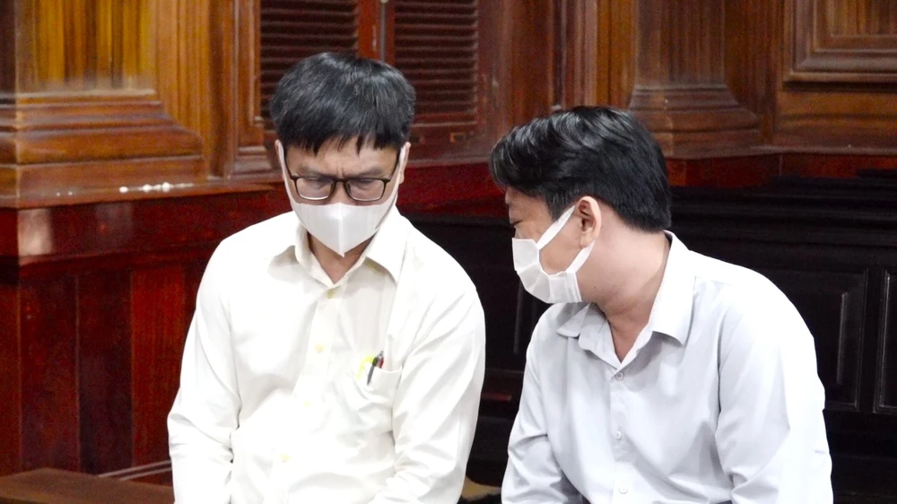Hai bị cáo trong vụ cháy chung cư Carina tại phiên tòa. Ảnh: TRẦN LINH chung cư Carina