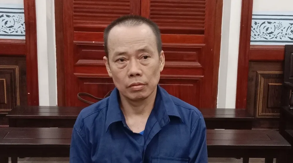 Bị cáo Mai Hữu Thành tại phiên tòa. Ảnh: SONG MAI đâm hàng xóm