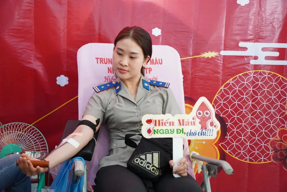 Chấp hành viên tham gia hiến máu tình nguyện “Mỗi giọt máu cho đi - Một cuộc đời ở lại” năm 2024. Ảnh: CẨM TÚ hiến máu tình nguyện