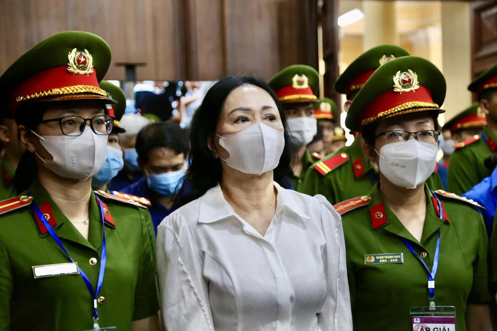 Trương Mỹ Lan được hai người nước ngoài trợ giúp vận chuyển trái phép tiền tệ qua biên giới. Ảnh: HOÀNG GIANG Trương Mỹ Lan