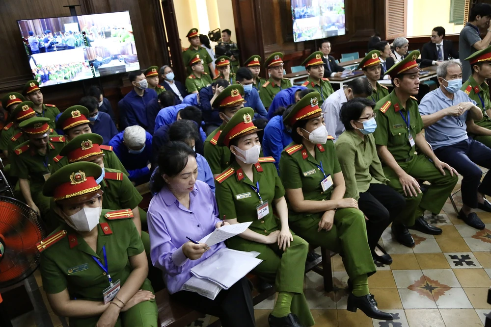 Các bị cáo trong phiên tòa xét xử sai phạm tại Vạn Thịnh Phát và các đơn vị liên quan. Ảnh: HOÀNG GIANG Vạn Thịnh Phát