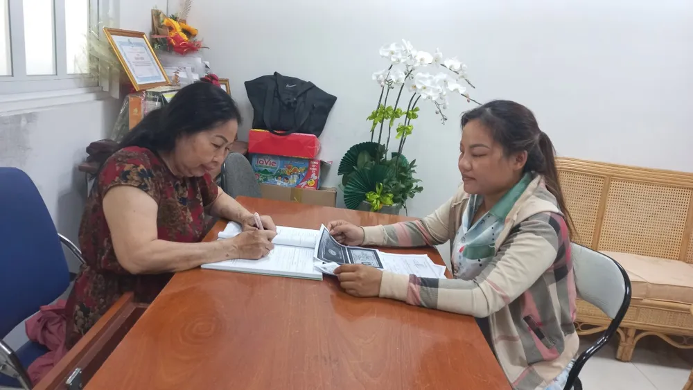 2 bé gái ở phố đi bộ Nguyễn Huệ.jpg