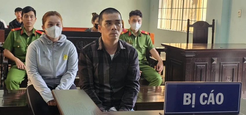 Hai bị cáo tại phiên xét xử sơ thẩm tháng 11-2023. Ảnh: SONG MAI bạo hành bé trai 3 tuổi