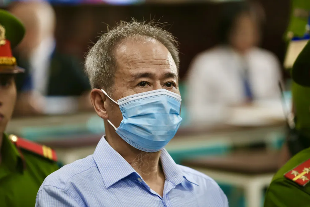 Bị cáo Nguyễn Văn Hưng (cựu phó chánh thanh tra phụ trách Cơ quan Thanh tra, giám sát ngân hàng - Ngân hàng Nhà nước) được VKS giảm mức đề nghị 14-15 năm tù xuống 11-12 năm tù về tội lợi dụng chức vụ, quyền hạn trong khi thi hành công vụ. Ảnh: HOÀNG GIANG Bi cao Nguyen Van Hung.jpg
