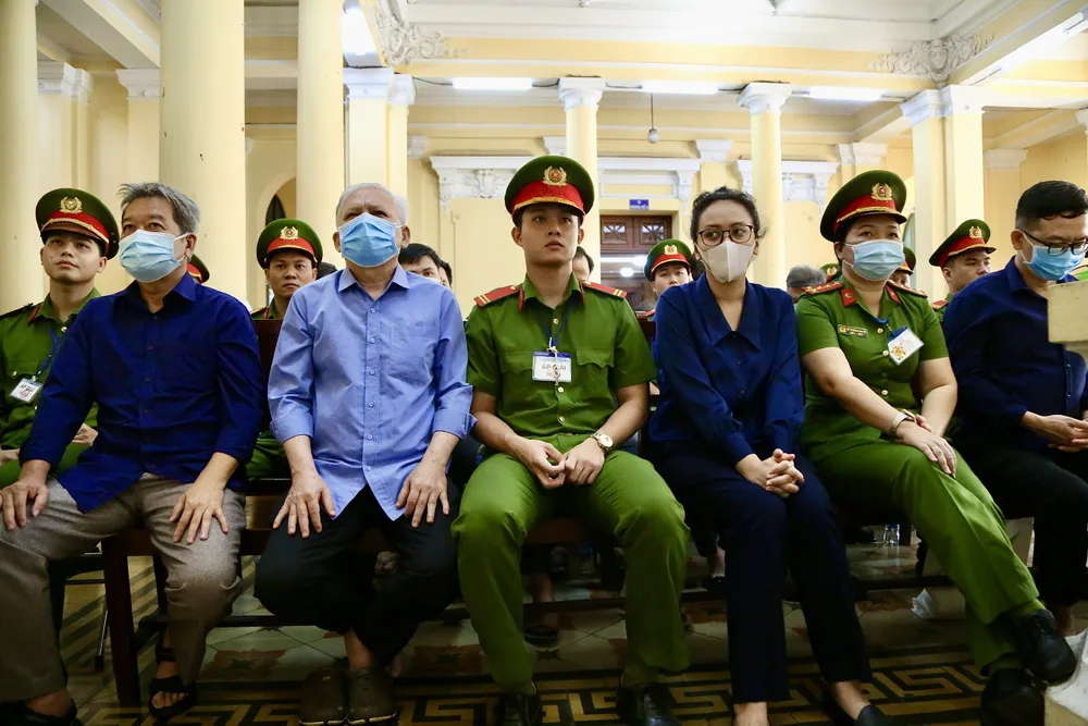 Quá trình tranh luận, VKS cũng căn cứ vào diễn biến tại toà và các tình tiết giảm nhẹ phát sinh để thay đổi mức đề nghị án đối với 22 bị cáo theo hướng giảm nhẹ mức án từ 1-2 năm tù. Ảnh: HOÀNG GIANG Van Thinh Phat 2.jpg
