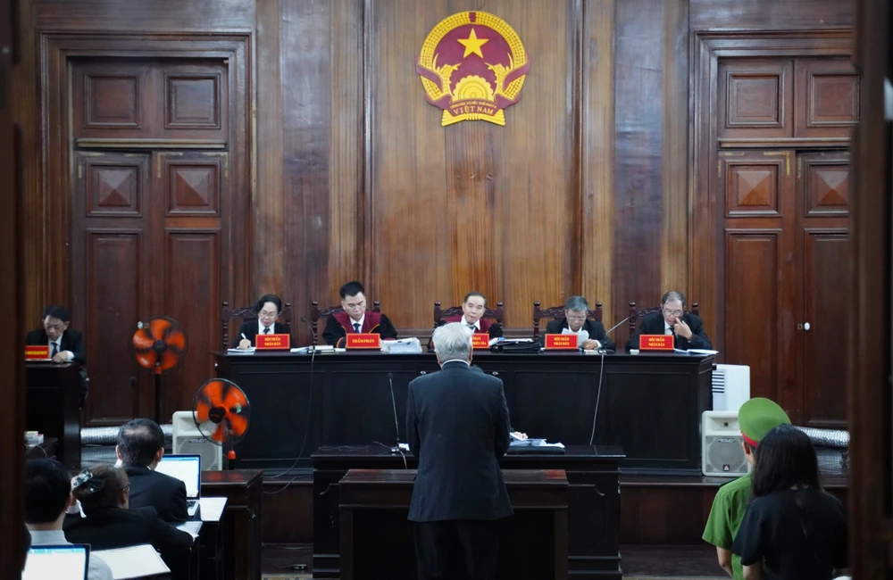 HĐXX thẩm tra lý lịch các bị cáo tại phiên tòa. Ảnh: VĂN THUẬN Thẩm vấn Trần Quí Thanh.jpg
