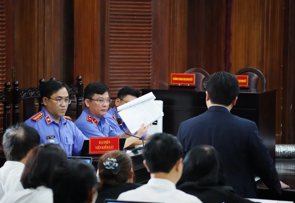 Đại diện VKSND TP.HCM giữ quyền công tố tại tòa hỏi người môi giới. Ảnh: THUẬN VĂN Đại diện VKSND TP.HCM giữ quyền công tố tại tòa hỏi người môi giới. Ảnh: THUẬN VĂN