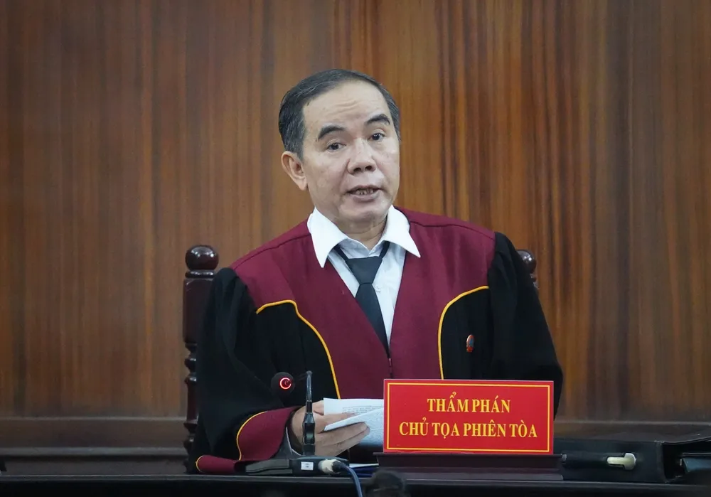 HĐXX tuyên án đối với ba cha con ông Trần Quí Thanh. Ảnh: THUẬN VĂN Trần Quí Thanh