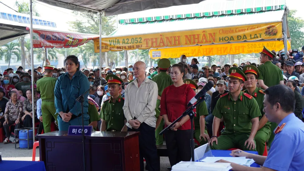 TAND quận 8 đã xét xử lưu động vụ án chủ quán cà phê Bình Điền phố vi phạm quy định về bảo vệ động vật nguy cấp, quý, hiếm để tuyên truyền pháp luật đến người dân. Ảnh: TRẦN LINH động vật nguy cấp