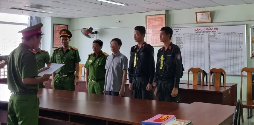 Công an đọc lệnh bắt giam bị can Trần Kỳ Hình. Ảnh: CA đăng kiểm