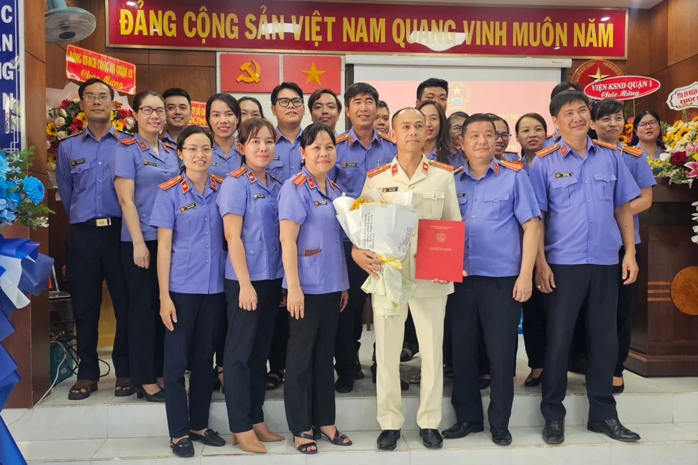 Lãnh đạo VKSND TP, VKSND quận 12 và các kiểm sát viên chụp ảnh cùng tân Phó viện trưởng VKSND quận 12. Ảnh: SONG MAI VKSND quận 12 tập thể.jpg