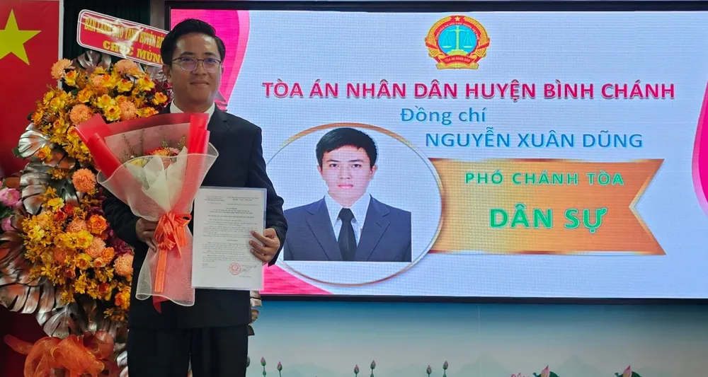 Thẩm phán Nguyễn Xuân Dũng được bổ nhiệm giữ chức Phó chánh tòa dân sự, TAND huyện Bình Chánh. Ảnh: SONG MAI Pho chanh toa dan su TAND huyen Binh Chanh.jpg