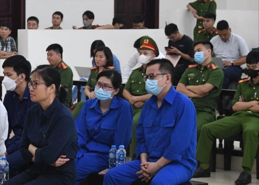 Bị cáo Lê Thị Hương (áo xanh, ở giữa). Ảnh: CTV tinh-tiet-giam-nhe-9251.jpeg