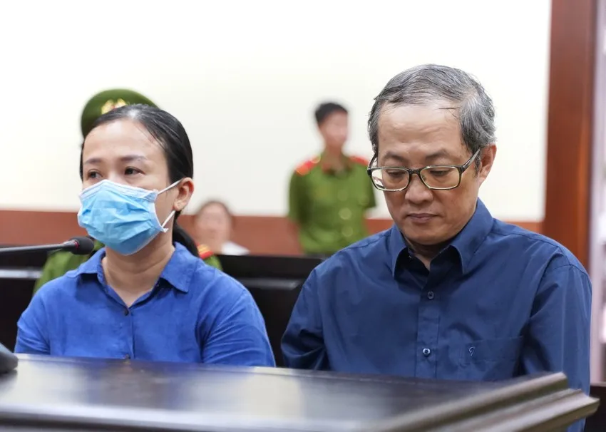 Bị cáo Nguyễn Minh Quân (phải) và Nguyễn Lan Anh tại phiên tòa phúc thẩm ngày 17-5 trong vụ án vi phạm quy định về đấu thầu gây hậu quả nghiêm trọng; tham ô tài sản, rửa tiền xảy ra tại Bệnh viện TP Thủ Đức. Ảnh: THUẬN VĂN Nguyễn Minh Quân