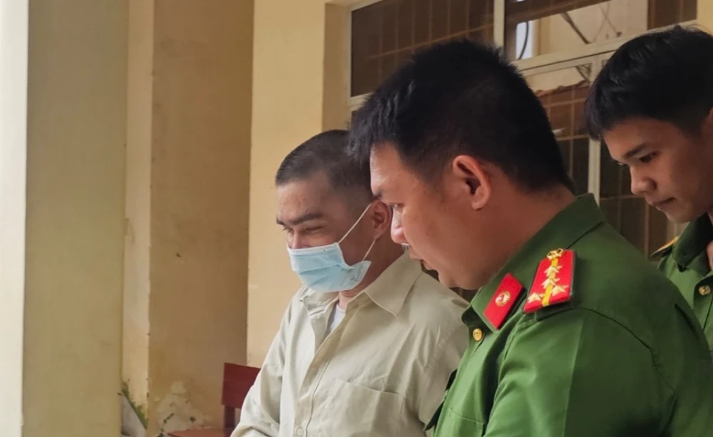 Bị cáo Lê Văn Bậm sau phiên xét xử sơ thẩm. Ảnh: SONG MAI vụ bạo hành bé trai 3 tuổi
