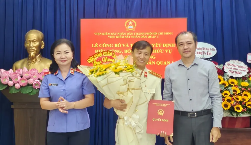 Ông Ngô Tuấn Kiệt (giữa) nhận quyết định bổ nhiệm phó viện trưởng VKSND quận. Ảnh: SONG MAI VKSND quận 1