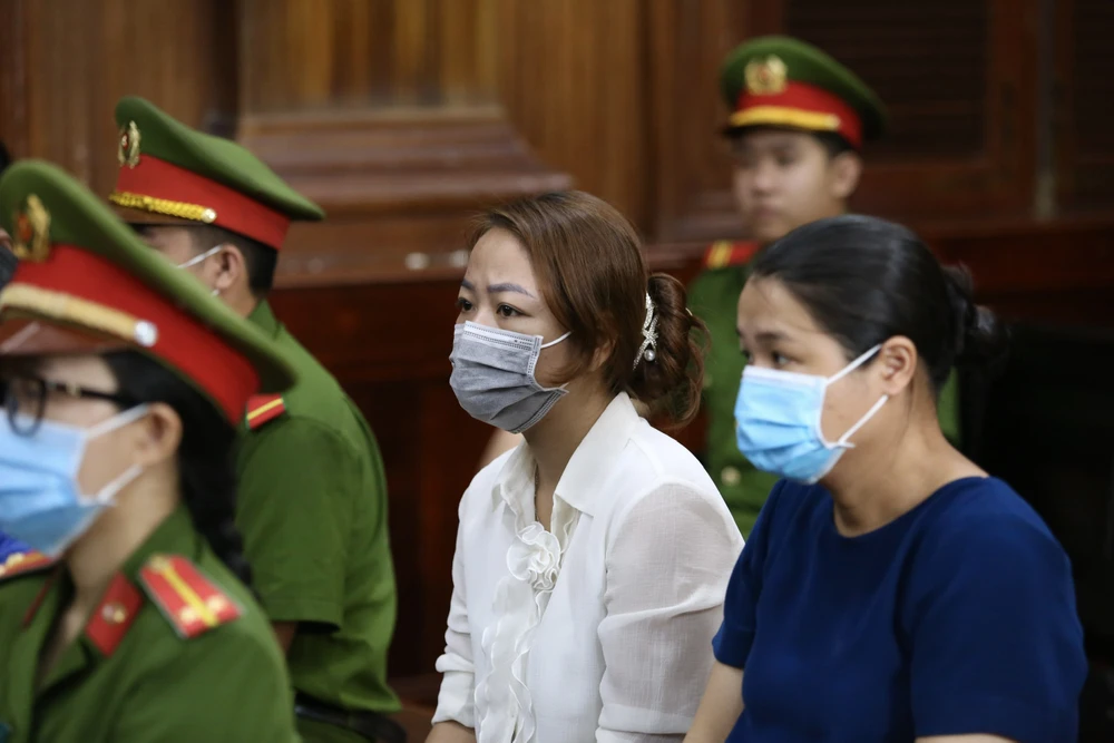 Bị cáo Trương Thị Bảo Trân (áo trắng) và bị cáo Mai Lệ Quyên tại tòa. Ảnh: HOÀNG GIANG bi cao Mai Le Quyen va Bao Tran.jpg