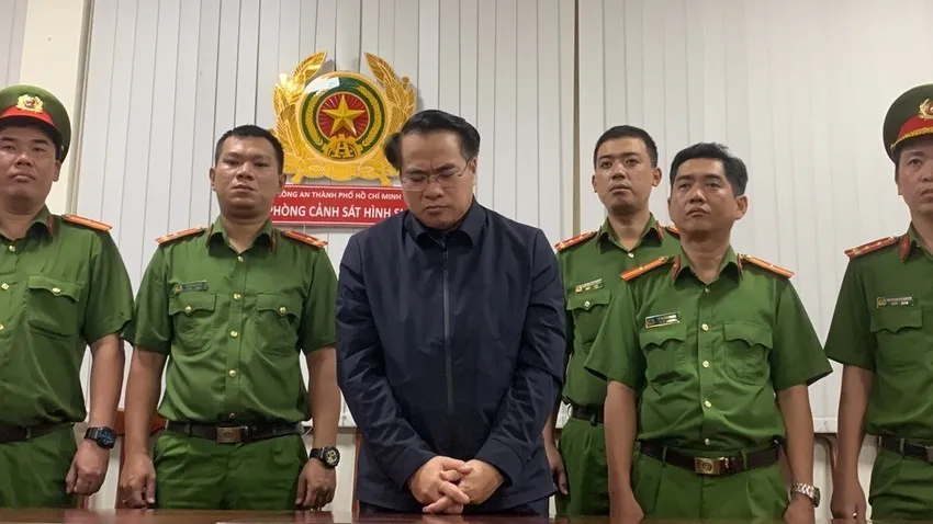Cựu cục trưởng Đặng Việt Hà thời điểm bị khởi tố. Ảnh: CA đại án đăng kiểm.jpeg