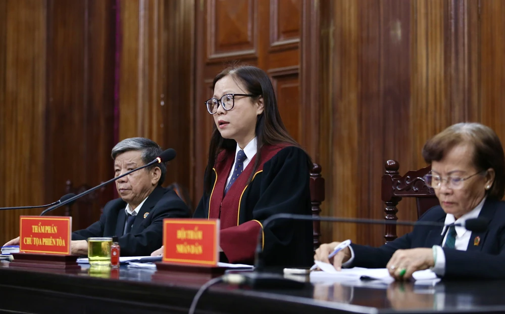 HĐXX vụ án vi phạm quy định đấu thầu xảy ra tại BV TP Thủ Đức. Ảnh: HOÀNG GIANG HĐXX tuyen an Nguyen Minh Quan.jpg
