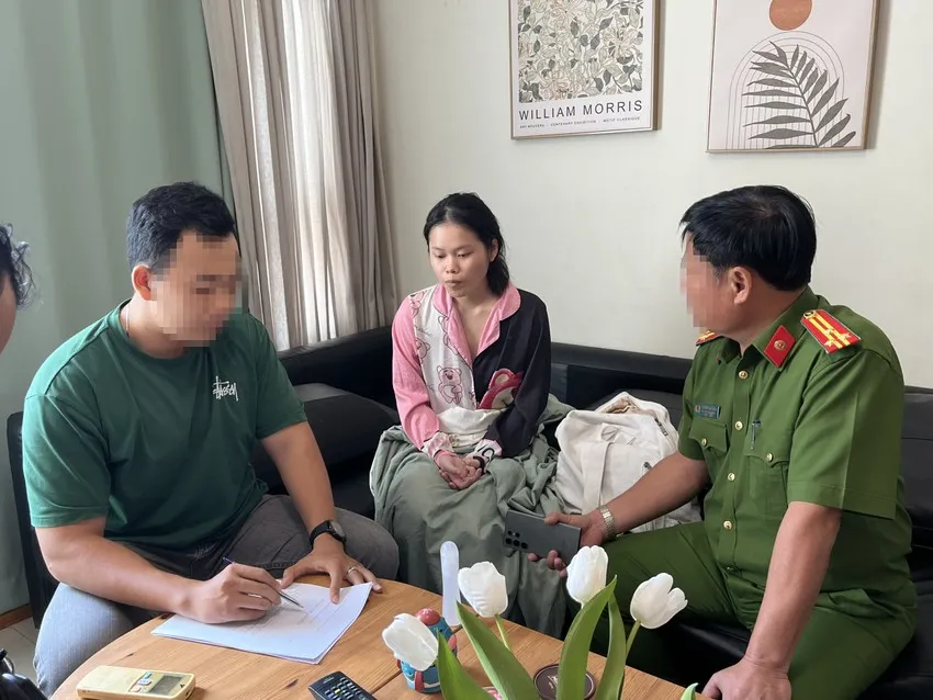 Công an làm việc với Phạm Huỳnh Nhật Vi. Ảnh: CA bắt cóc 2 bé gái ở phố đi bộ Nguyễn Huệ