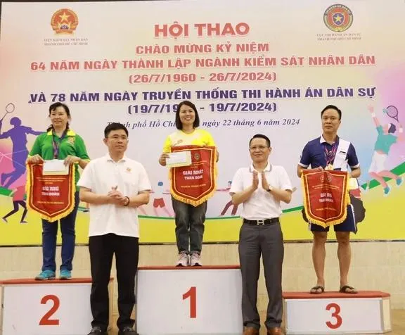 Viện trưởng VKSND TP.HCM và Cục trưởng Cục THADS TP.HCM trao giải nhất, nhì, ba toàn đoàn cho các đơn vị. Ảnh: CẨM TÚ Hoi thao vksnd tp.hcm.webp