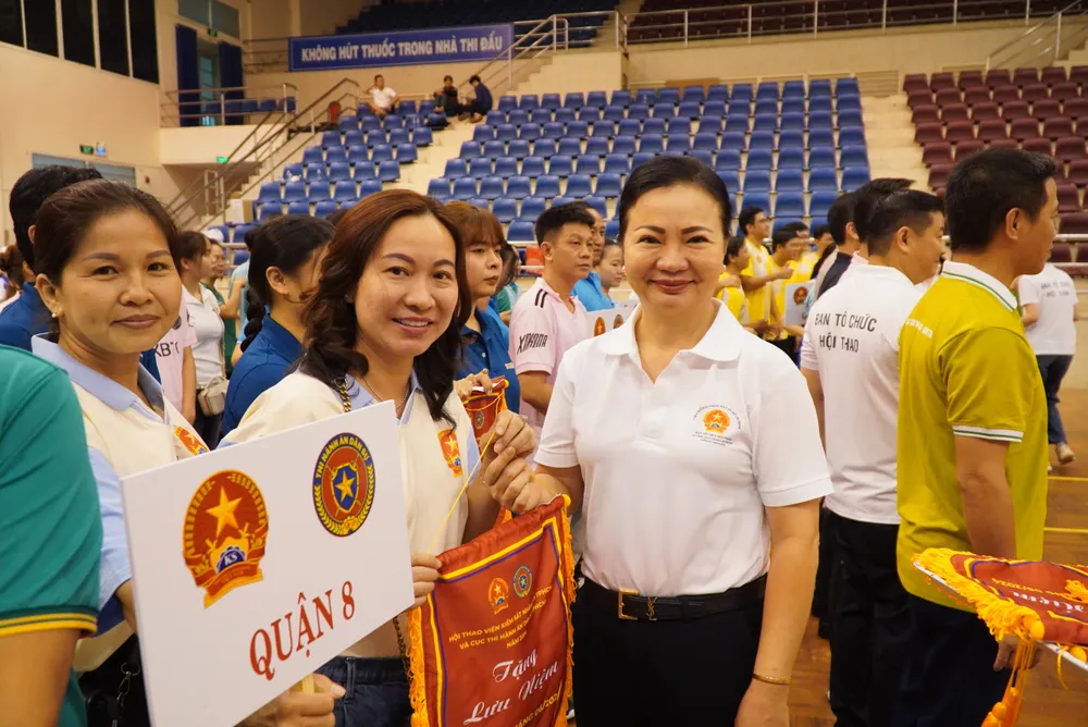 Phó viện trưởng VKSND TP.HCM Huỳnh Thị Ngọc Hoa trao cờ lưu niệm cho Phó viện trưởng VKSND quận 8 Phạm Thị Thu Hằng . Ảnh: SONG MAI vksnd tp.hcm.jpg