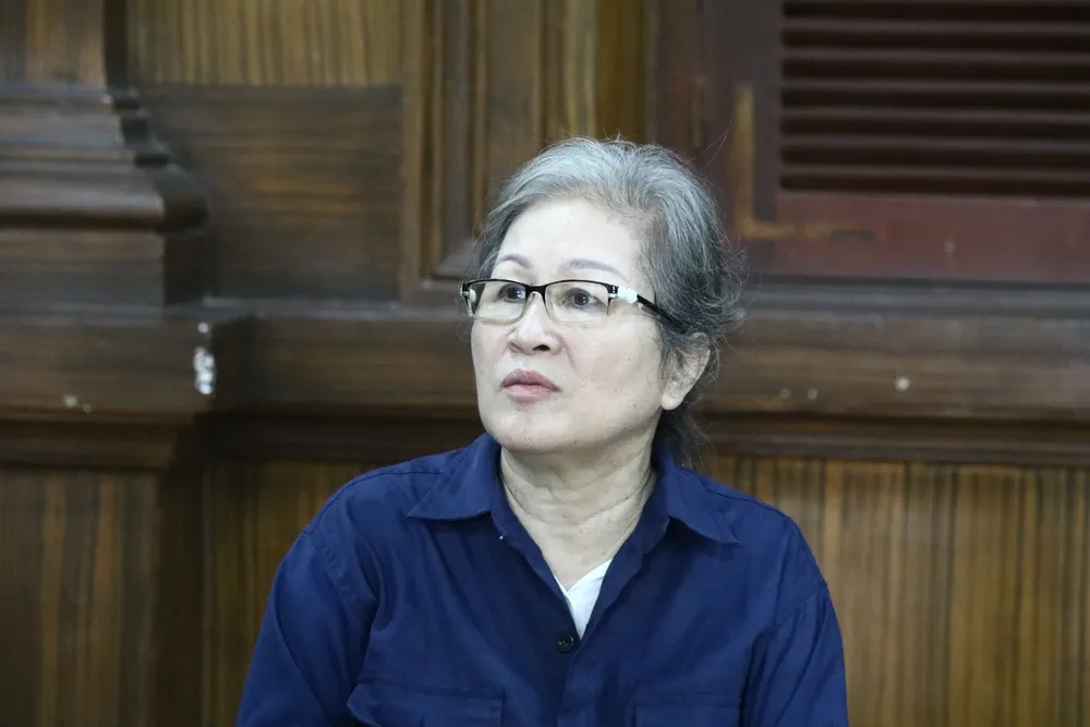 Bị cáo Trương Thị Tuyết tại phiên tòa. Ảnh: SONG MAI Truong Thi Tuyet lua dao chiem doat tai san.jpg