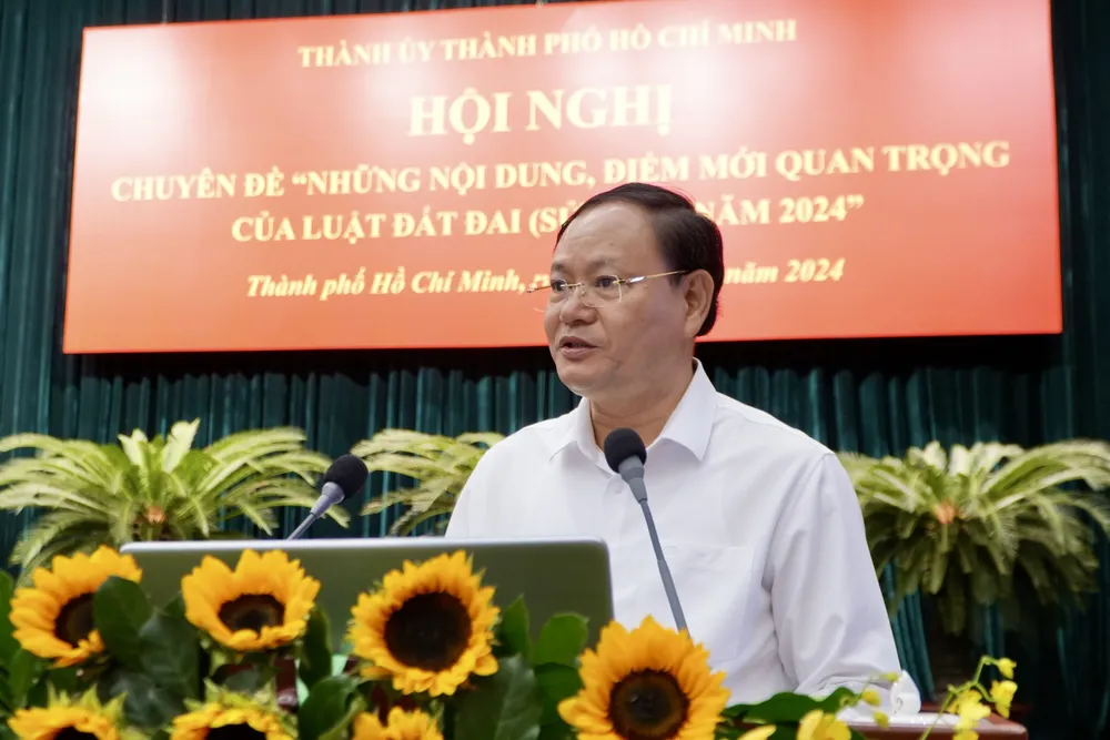 Thứ trưởng Bộ TN&MT Lê Minh Ngân trình bày những điểm mới của Luật đất đai 2024. Ảnh: SONG MAI Luật đất đai 2024.jpg