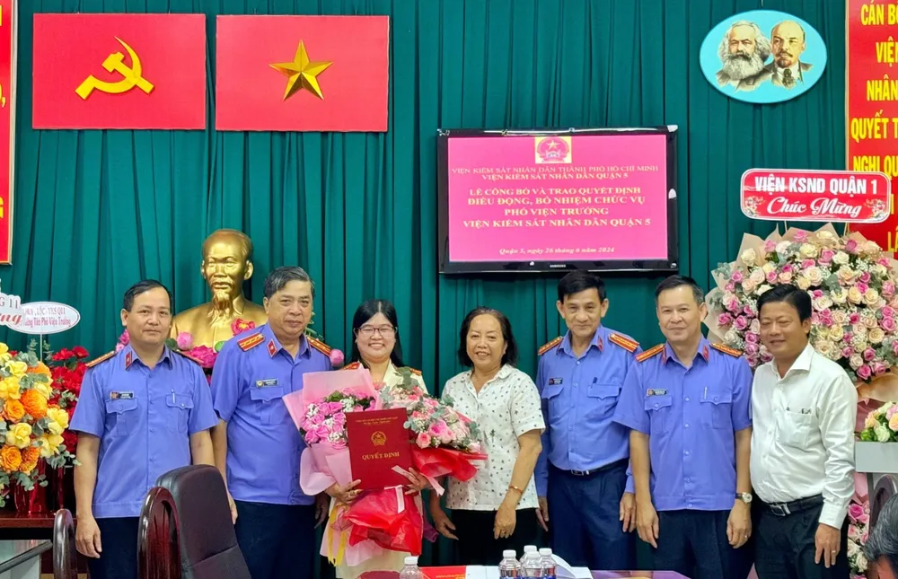 Các cơ quan, đơn vị chụp ảnh cùng tân Phó viện trưởng VKSND quận 5 Nguyễn Thị Khánh Hòa. Ảnh: ĐỨC HUY Vksnd quan 5.jpg