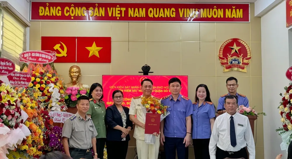 Tân viện trưởng VKSND quận Gò Vấp Trần Minh Ngọc (áo vàng, ở giữa) chụp ảnh cùng các cơ quan, đơn vị. Ảnh: ĐỨC HUY VKSND quận Gò Vấp