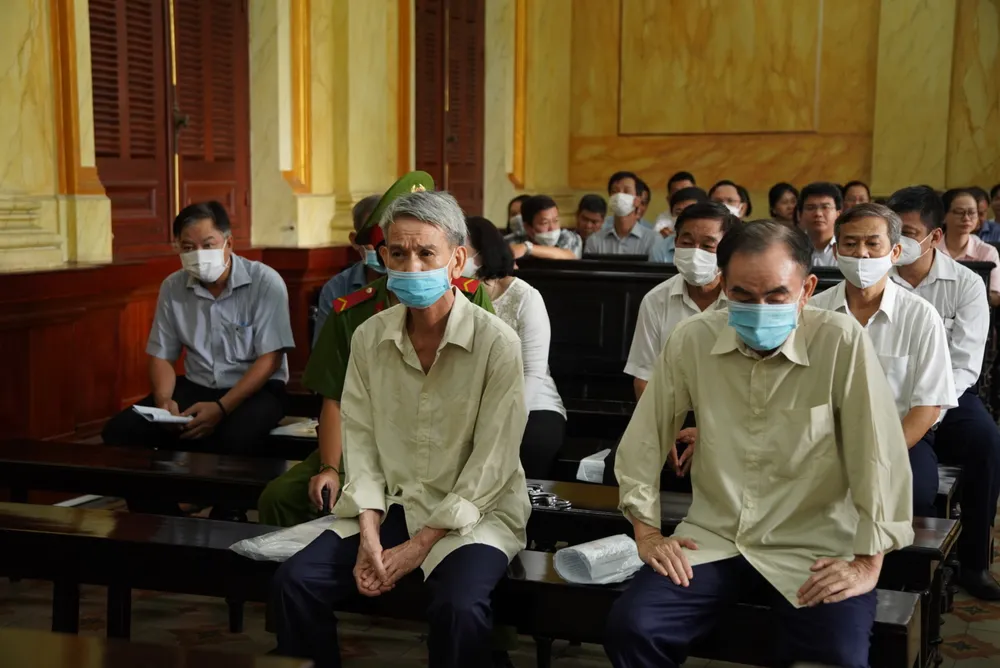 Bị cáo Nguyễn Tín Trung (áo vàng, bìa phải) và các bị cáo tại tòa. Ảnh: SONG MAI Tổng công ty địa ốc Sài Gòn.jpg