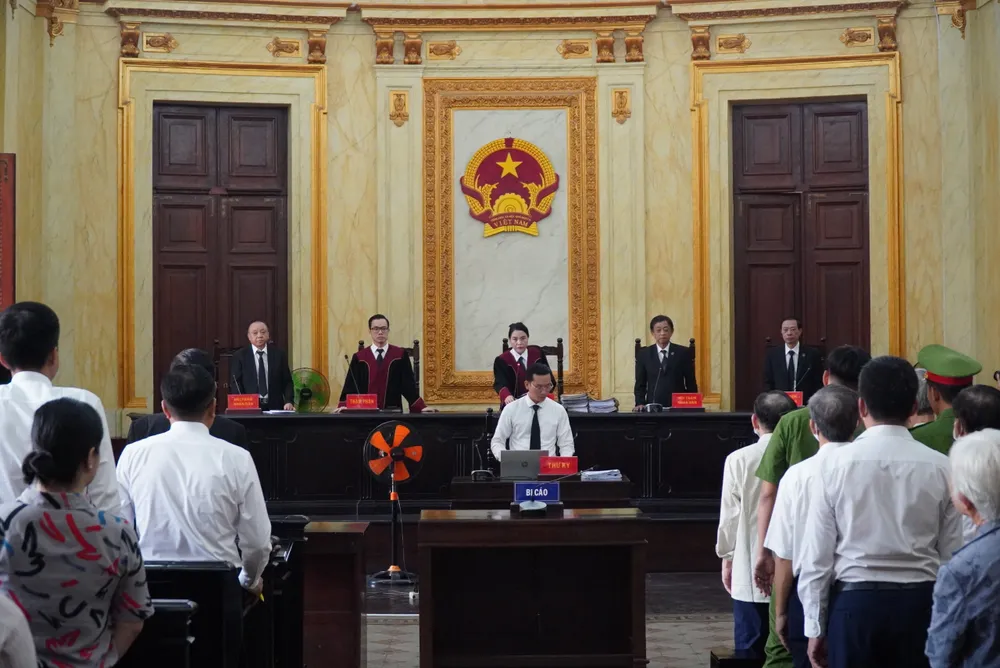 HĐXX vụ án xảy ra tại Tổng Công ty Địa ốc Sài Gòn - Resco. Ảnh: SONG MAI xet xu tong cong ty dia oc sai gon.jpg