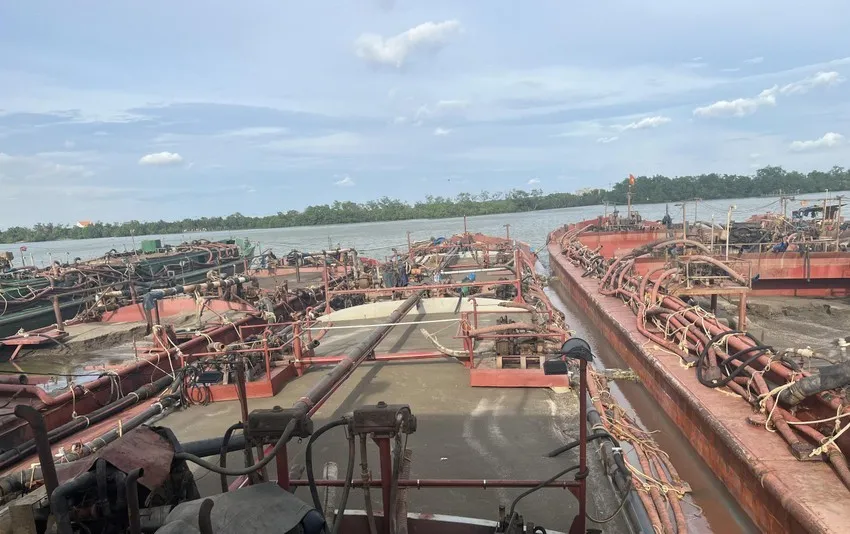 Các phương tiện khai thác cát lậu bị bắt quả tang. Ảnh: Thuỷ Đoàn II cung cấp hút cát lậu
