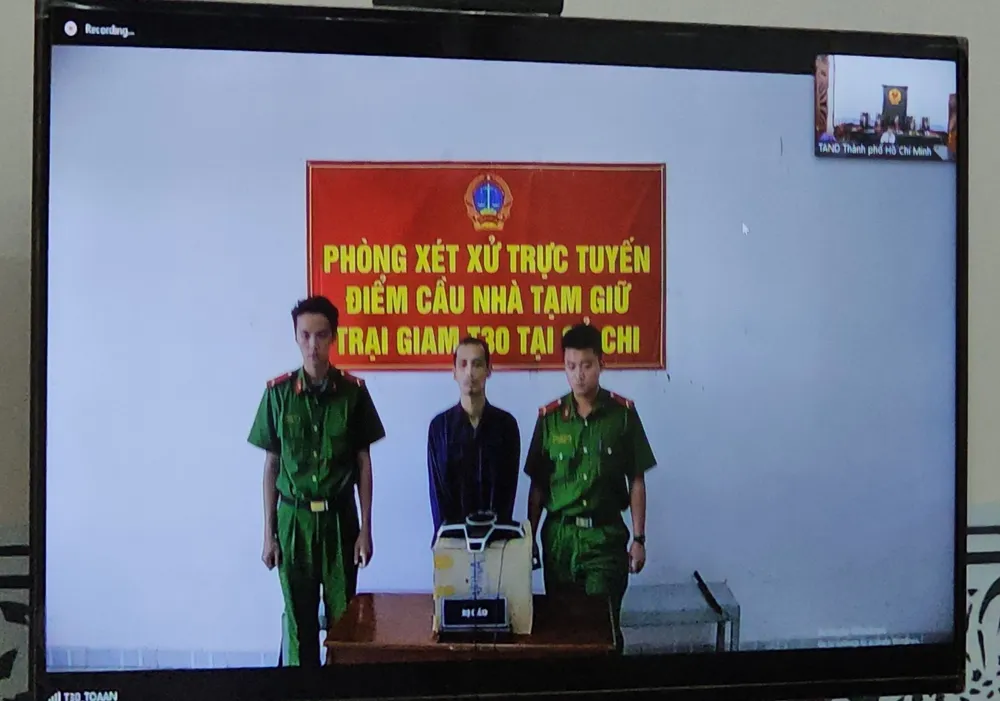 Phiên xét xử trực tuyến bị cáo Lê Văn Vàng. Ảnh: SONG MAI sát hại mẹ ruột