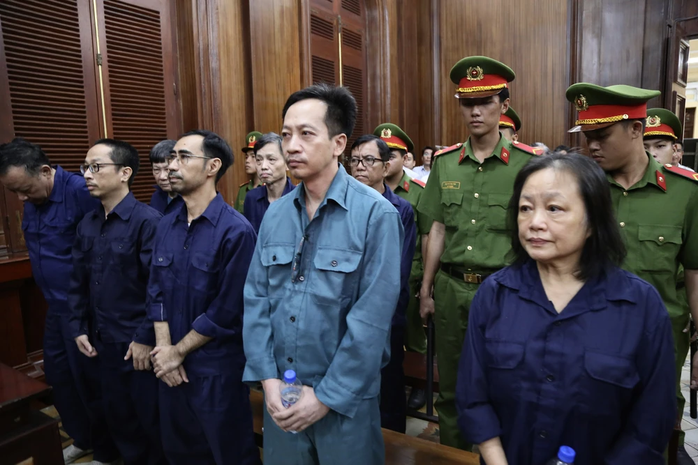 Các bị cáo tại phiên tòa sáng nay. Ảnh: HOÀNG GIANG Nguyen Thi Thanh Nhan 2 .jpg