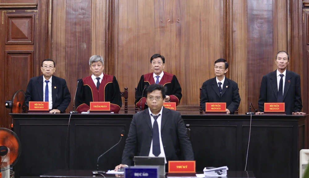 Vụ án được dự kiến xét xử từ 10-7 đến 12-7. Thẩm phán chủ tọa phiên tòa là ông Phạm Lương Toản - Chánh tòa Hình sự TAND TP.HCM. Ảnh: HOÀNG GIANG HĐXX quyết định xét xử vắng mặt bà Nguyễn Thị Thanh Nhàn AIC và 3 bị cáo liên quan vụ sai phạm xảy ra tại Sở KH&ĐT và Trung tâm công nghệ sinh học TP.HCM.