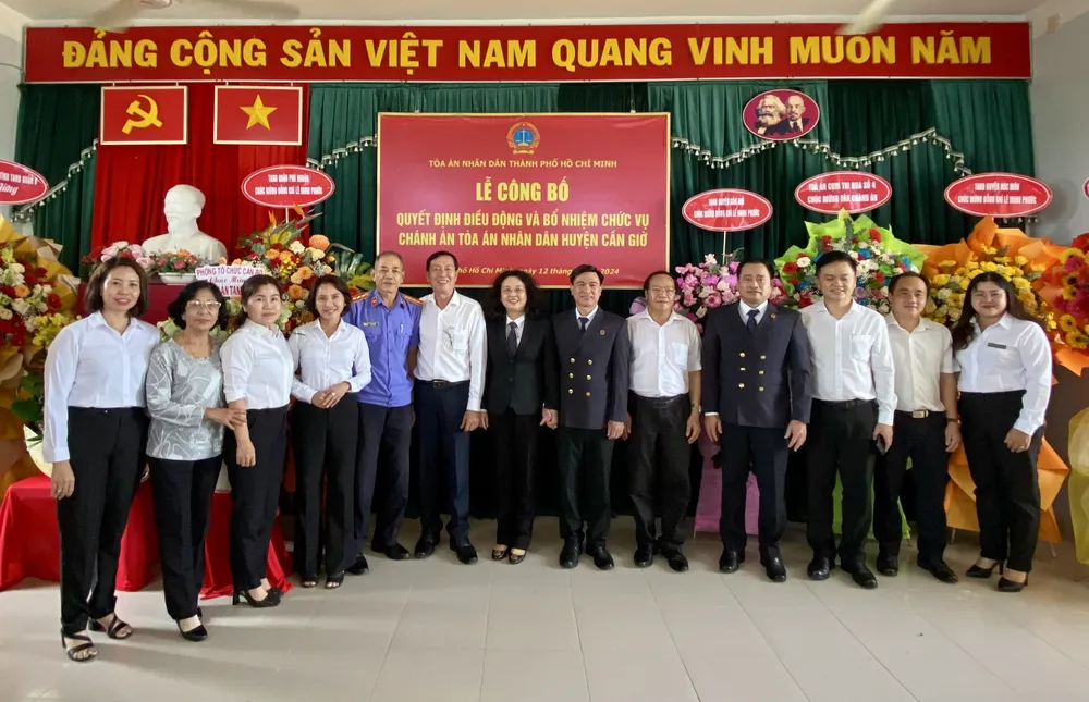 Tân Chánh án TAND huyện Cần Giờ Lê Minh Phước chụp ảnh cùng lãnh đạo các đơn vị. Ảnh: QT Chanh an can gio.jpg