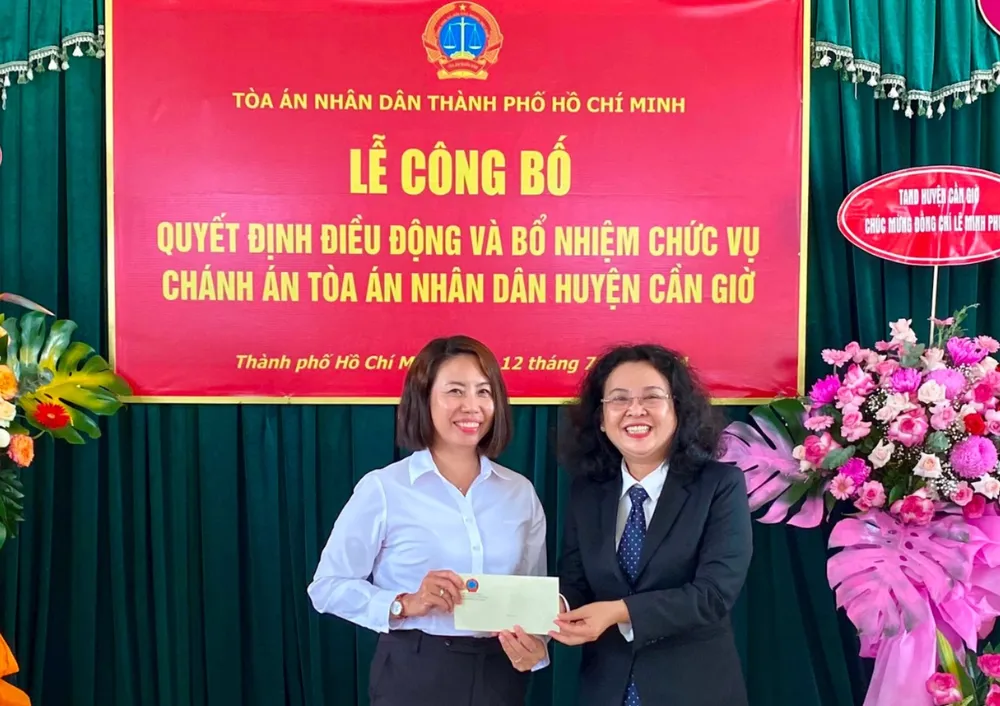 Bà Trần Thị Thương - Trưởng phòng Tổ chức cán bộ, thanh tra và thi đua khen thưởng TAND TP.HCM (bìa phải) gửi tặng phần quà đến TAND huyện Cần Giờ. Ảnh: QT trao qua.jpeg