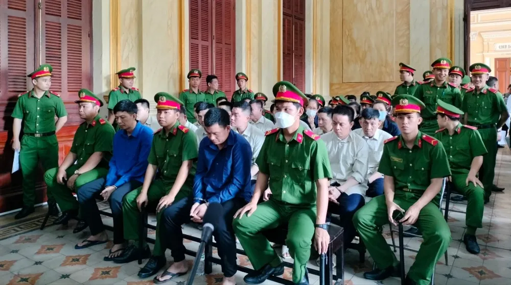 Các bị cáo trong vụ buôn lậu hơn 6 tấn vàng từ Campuchia về Việt Nam tại phiên tòa. Ảnh: SONG MAI cac bi cao buon lau 6 tan vang.jpg