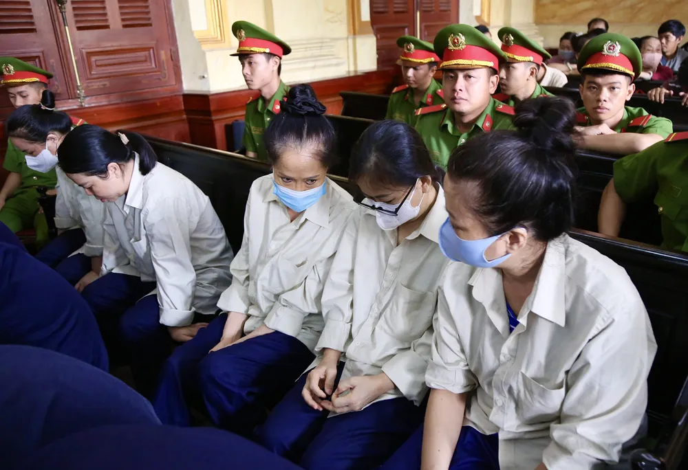 Các bị cáo trong vụ buôn lậu hơn 6 tấn vàng trước giờ tuyên án. Ảnh: HOÀNG GIANG buon lau hon 6 tan vang 1.jpg