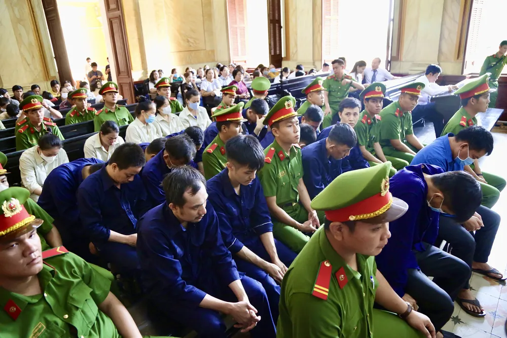 Các bị cáo trong vụ buôn lậu hơn 6 tấn vàng tại tòa. Ảnh: HOÀNG GIANG buôn lậu hơn 6 tấn vàng