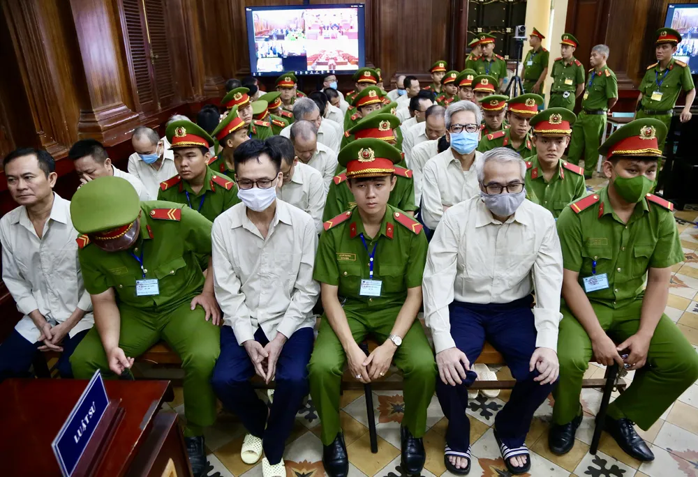 Nhóm 28 bị cáo thuộc nhóm đầu tiền được HĐXX thẩm vấn. Ảnh: HOÀNG GIANG cac bi cao trong dai an dang kiem.jpg