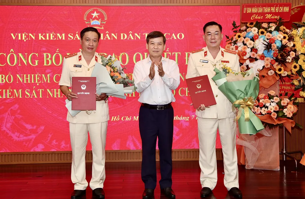 Viện trưởng VKSND tối cao Lê Minh Trí trao quyết định bổ nhiệm 2 Phó viện trưởng VKSND TP.HCM Ngô Phạm Việt (bìa phải) và Nguyễn Anh Tuấn. Ảnh: HOÀNG GIANG Trao quyết định 2 Phó viện trưởng VKSND TP.HCM.jpg